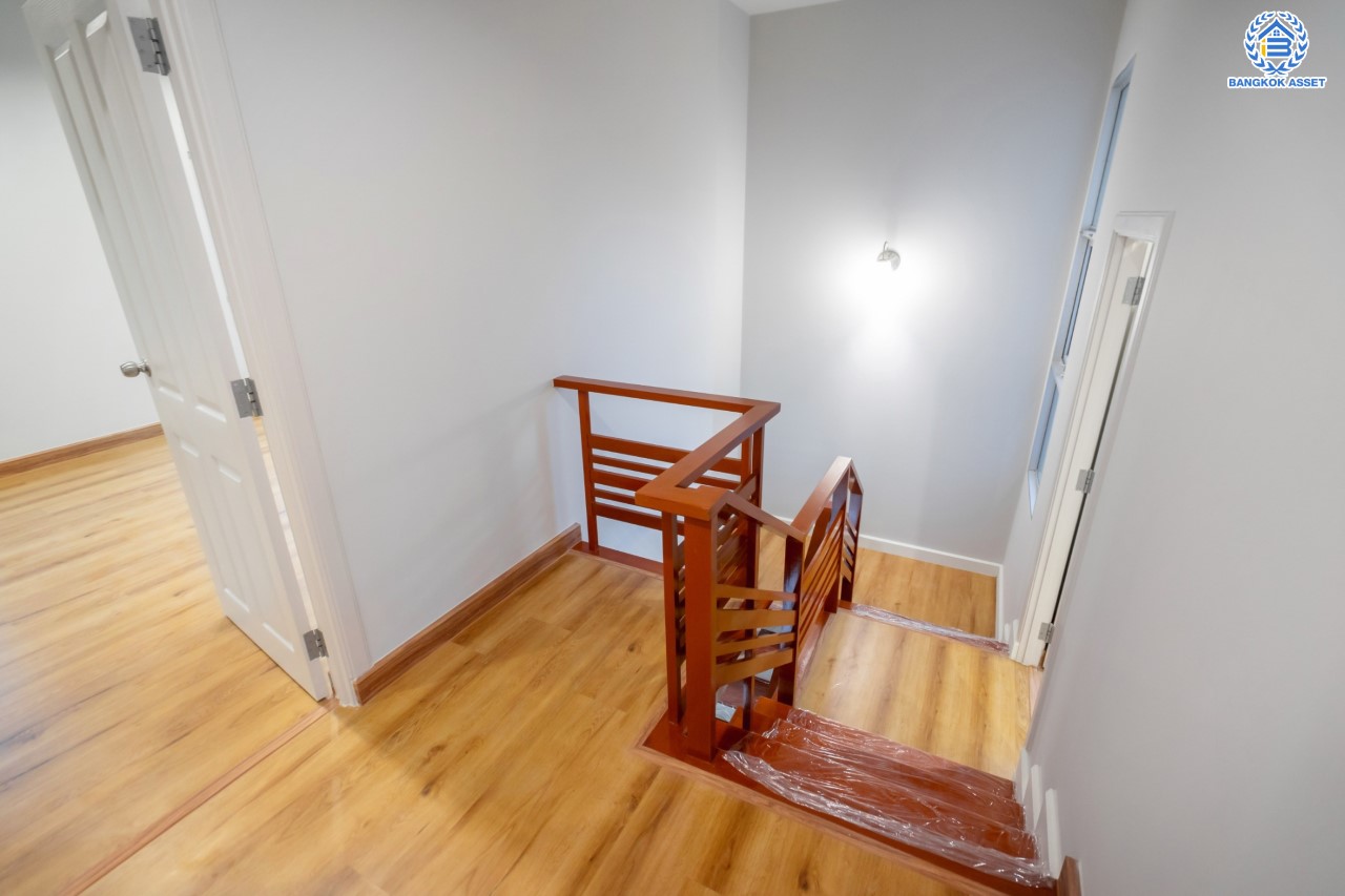 บ้านมือสองตกแต่งใหม่ ม.วิลล่าการ์เด้น2 บางกรวย-ไทรน้อย หลังมุม เนื้อที่ 51.5 ตร.ว. ฟังก์ชัน 3 ห้องนอน 3 ห้องน้ำ จอดรถได้ 2 คัน บรรยากาศเป็นส่วนตัว บนทำเลศักยภาพ ใกล้เซ็นทรัลเวสต์เกต เชื่อมต่อหลายเส้นทาง ถ.รัตนาธิเบศร์, ถ.กาญจนาภิเษก และราชพฤกษ์ และรถไฟฟ้า "สถานีบางพลู"...